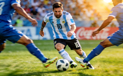 阿根廷国家足球队核心球员梅西带球突破防守的经典画面