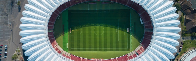 英格兰国家足球队年轻球员在训练中展现活力与技术的场景