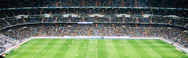 足球运动员在赛场上奔跑的体能数据监测分析示意图