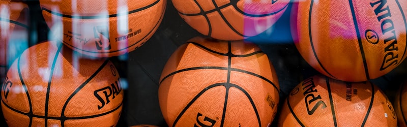 法国国家足球队球员在比赛中激烈拼抢的瞬间，展现强大身体素质