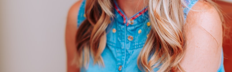 巴西国家足球队身着黄色战袍在场上庆祝进球的精彩瞬间