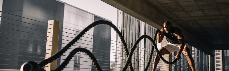 世界杯决赛中教练在场边进行战术指挥与球员专注聆听的场景